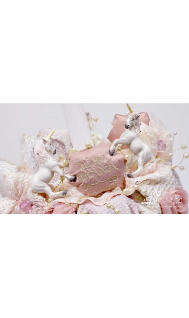 Lumanare botez brodata cu gold si accesorizata cu trei figurine unicorni Golden Unicorns Valley 6